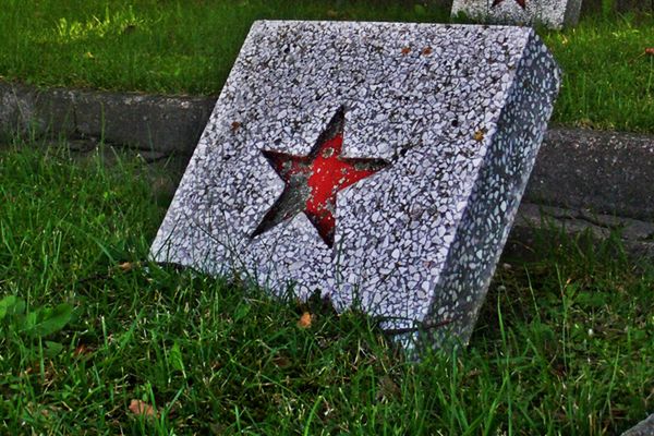 Rosyjska telewizja oskarża Polskę o profanację grobów żołnierzy Armii Czerwonej