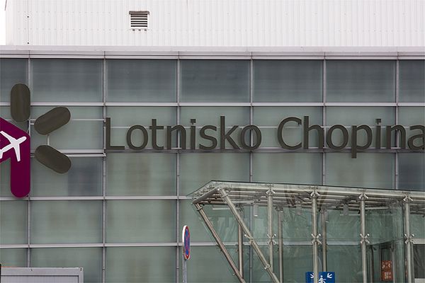 Ewakuacja Lotniska Chopina w Warszawie. Znaleziono bagaż pozostawiony bez opieki