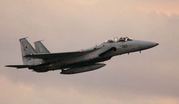 Chiński samolot nad spornymi wyspami Senkaku. Japonia poderwała myśliwce F-15