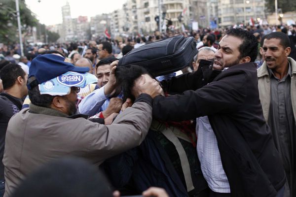 Koktajle Mołotowa podczas starć przed pałacem prezydenckim w Egipcie
