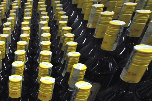 Zabezpieczono 7600 butelek z rumem zawierającym alkohol metylowy