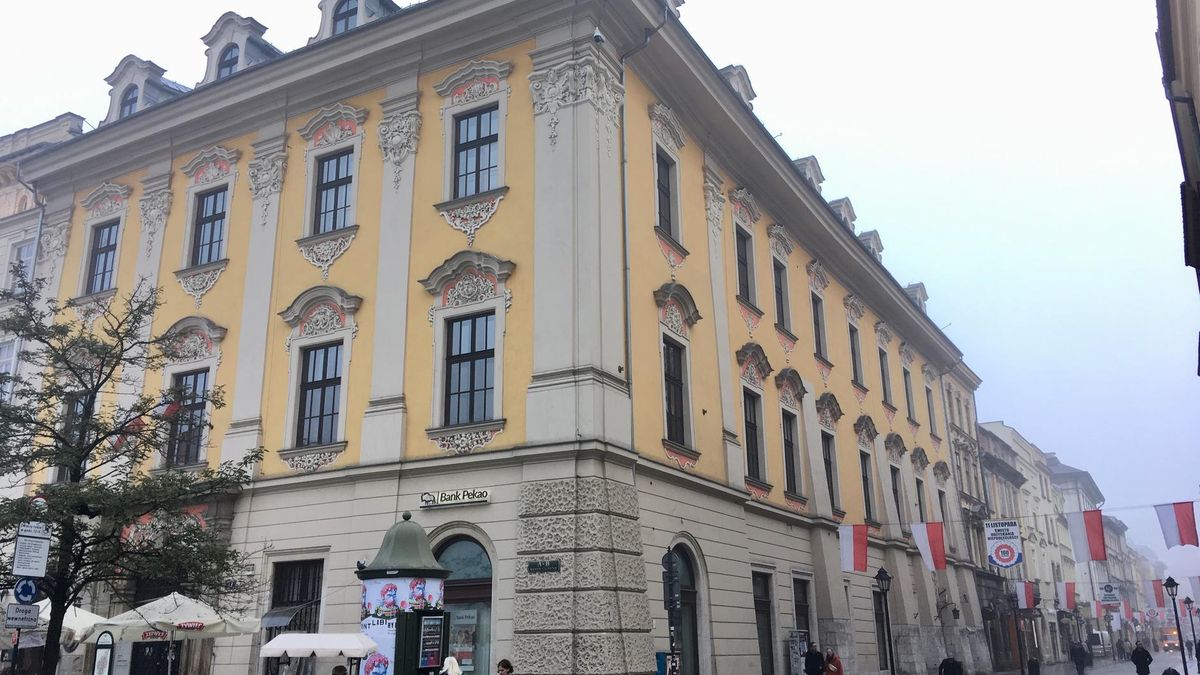 Kamienica znajduje się przy zbiegu ul. Floriańskiej i Rynku Głównego.