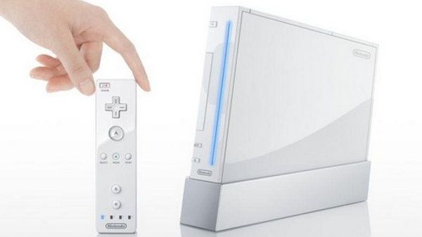 Nintendo Wii

No i kolejny raz Nintendo. Mówiąc o kultowych i przełomowych produktach branży gier, nie można pominąć najnowszego trendu, jakim jest wyciąganie gracza z wygodnego fotela i zmuszanie go do ruchu. Pierwszym kontrolerem, który wreszcie wypowiedział wojnę tkance tłuszczowej graczy jest Nintendo Wii. Dzięki nowym kontrolerom mogliśmy połączyć ruch z graniem. Dzięki wynalazkowi Japończyków świat zyskał nowe bary, w których konsumpcję łączymy z doskonałą zabawą przy konsoli wraz z grupą znajomych oraz setki filmów na YouTube pokazujących, że opaska na ręką, która ma zapobiegać wyślizgnięciu się kontrolera z dłoni ma sens i niejednokrotnie pozwala uratować telewizor przed kolizją z zamieniającym się w pocisk kontrolerem.