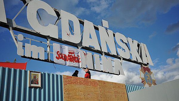 Protest "Solidarności" przy bramie Stoczni Gdańskiej