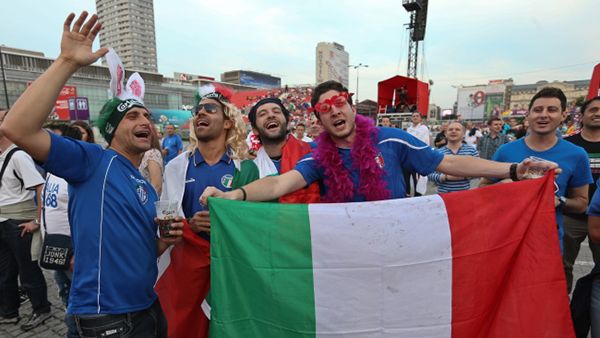 Włoscy kibice w warszawskiej Strefie Kibica