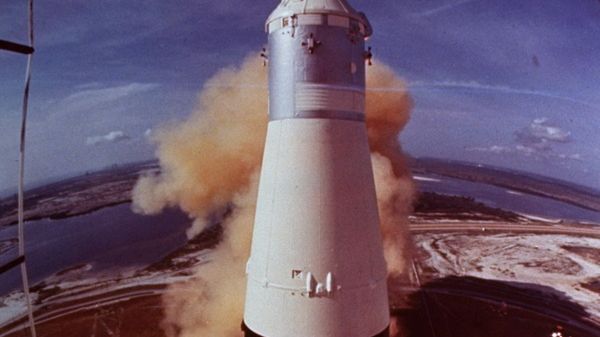 Start rakiety statku kosmicznego Apollo 11. Zdjęcie archiwalne z 1969 roku