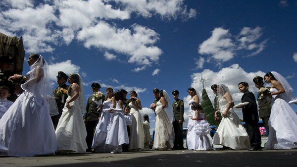 Wzrasta średni wiek zawierania małżeństw