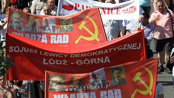 Transparenty niesione przez uczestników pochodu pierwszomajowego w Warszawie