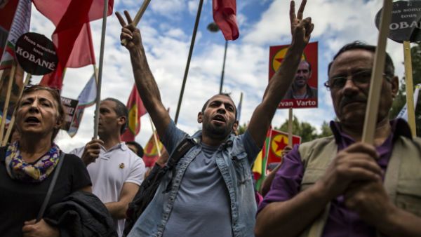 Protest Kurdów przed ambasadą Turcji w Paryżu