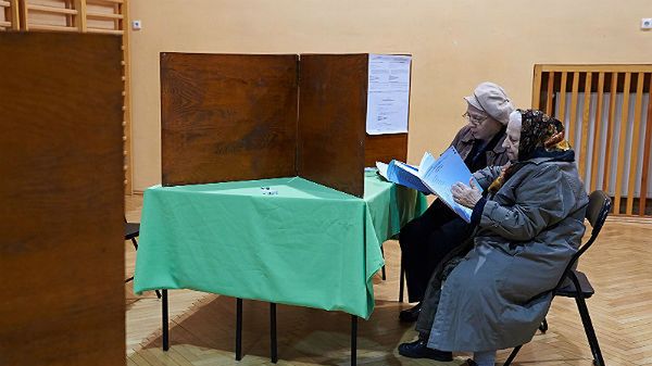 Wiele osób, szczególnie starszych, miało problem z nowymi "książeczkami" do głosowania