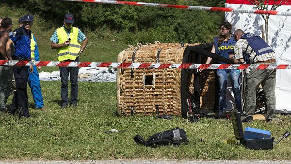 Policja bada przyczyny na miejscu katastrofy