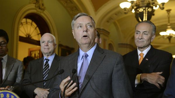 Senator Lindsey Graham ogłasza przyjęcie ustawy imigracyjnej