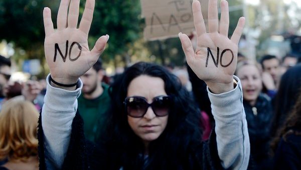 Tłumy Cypryjczyków protestowały przeciw wprowadzeniu podatku od depozytów bankowych