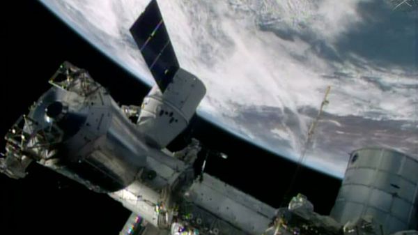 Statek Dragon przy Międzynarodowej Stacji Kosmicznej