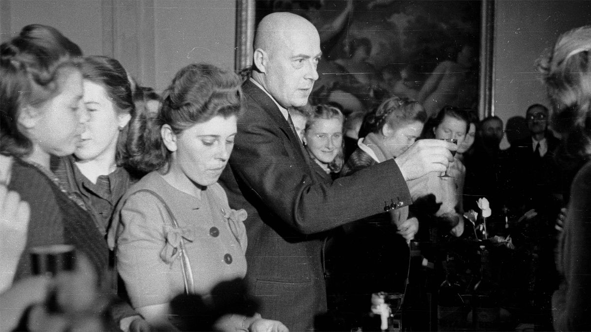 Józef Cyrankiewicz wznosi toast na spotkaniu Prezydium Rady Ministrów z młodymi przodownikami pracy z woj. białostockiego, rzeszowskiego i lubelskiego. Warszawa, 25 października 1948 r.
