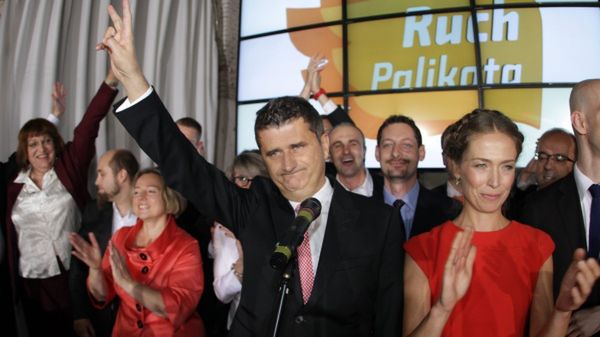 Janusz Palikot w sztabie wyborczym, po ogłoszeniu wstępnych wyników wyborów parlamentarnych