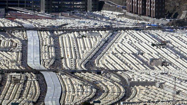Fragment gigantycznego pola namiotowego dla pielgrzymów przybyłych do Mekki