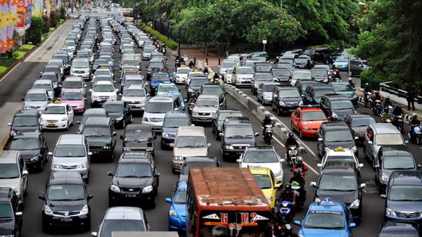 Wzrastająca liczba samochodów przyczynia się do zanieczyszczania powietrza