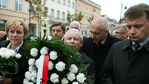 J. Kaczyński składa kwiaty przed Pałacem (fot. z 10.10. 2011r.)