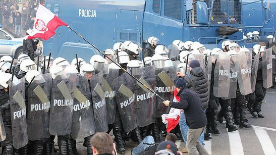 Policjanci podczas zamieszek w Warszawie 11.11.2011