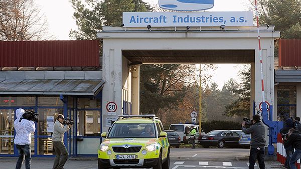 Ambulans wyjeżdża z zakładów Let w Kunovicach, gdzie doszło do strzelaniny