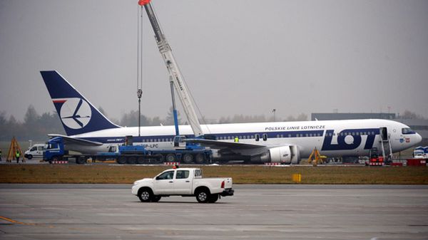 Na płycie lotniska w Warszawie trwają prace przygotowujące do przesunięcia samolotu