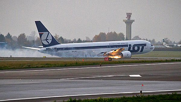 Boeing 767 podczas awaryjnego lądowania na Okęciu
