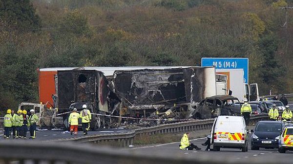 Wraki spalonych pojazdów po karambolu w Wielkiej Brytanii
