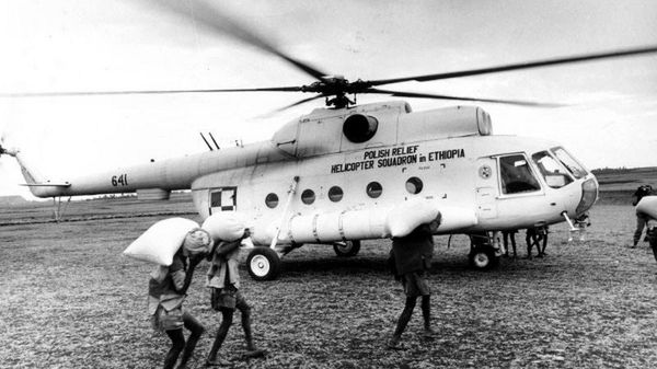 Załadunek żywności na polskie śmigłowce