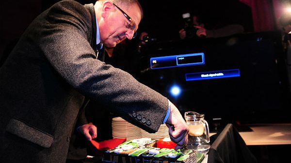 Przewodniczący Rady Programowej CNK prof. Łukasz Turski kroi urodzinowy tort