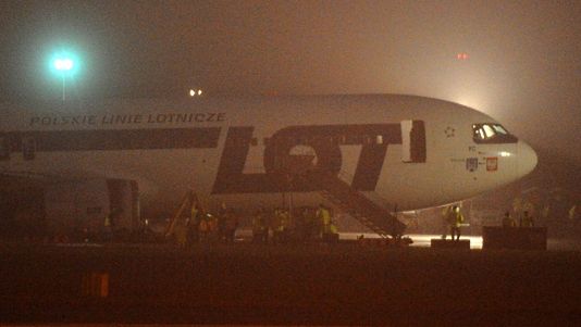 Akcja podnoszenia samolotu Boeing 767 na płycie warszawskiego lotniska Okęcie