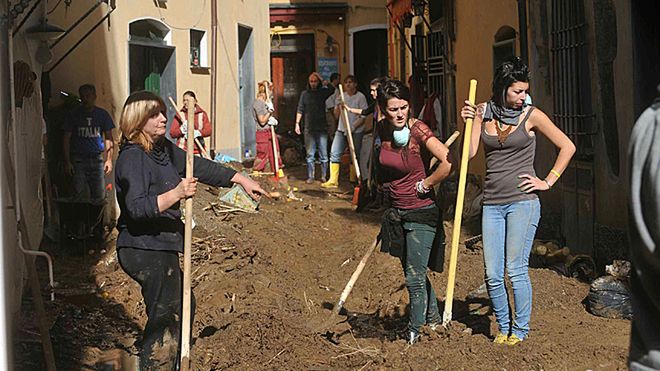 W miasteczku pozostali tylko młodzi ludzie, pomagający w akcji usuwania szkód.