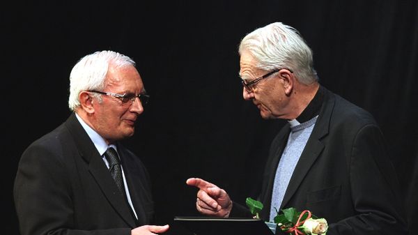 Ks. Adam Boniecki otrzymał medal z rąk teologa Karola Karskiego