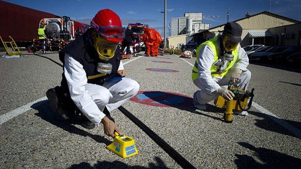 Francuscy strażacy badają poziom promieniowania