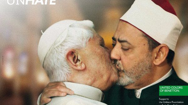 Kontrowersyjny fotomontaż na którym papież całuje imama