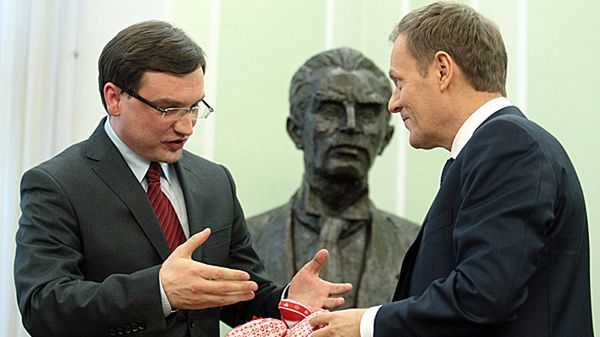 Premier dostał od Zbigniewa Ziobry dziecięce buciki