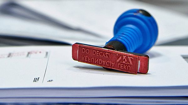 Recepty opatrzone pieczątką "Refundacja leku do decyzji NFZ".