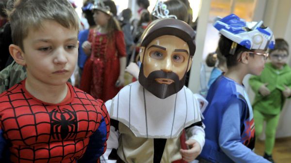 Przedszkolaki w przebraniach bawią się na balu karnawałowym