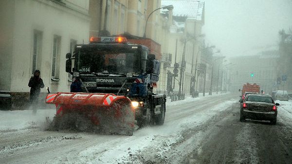 Poranek w Warszawie, po silnych nocnych opadach śniegu