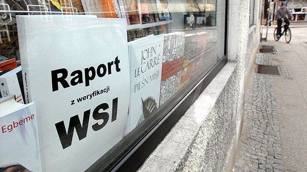 Raport z weryfikacji WSI na wystawie jednej z gdańskich księgarni - zdjęcie archiwalne