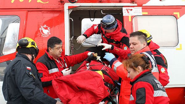 Ratownicy transportują ofiarę lawiny