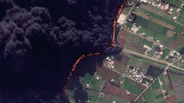 Satelitarne zdjęcie podpalonego w trakcie walk rurociągu w Syrii