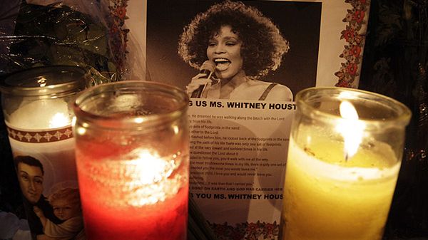 Znicze płoną przy portrecie Whitney Houston na ulicy Newark