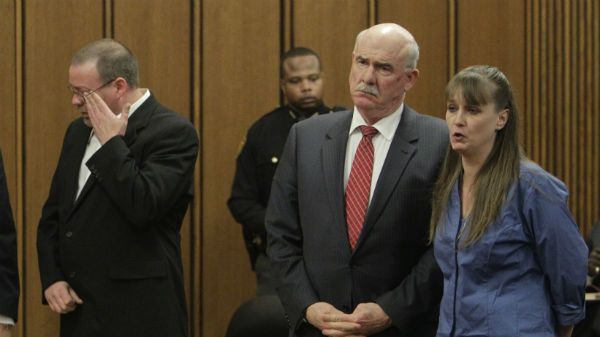 Rodzice zmarłego chłopca podczas ogłaszania wyroku (z prawej i z lewej)