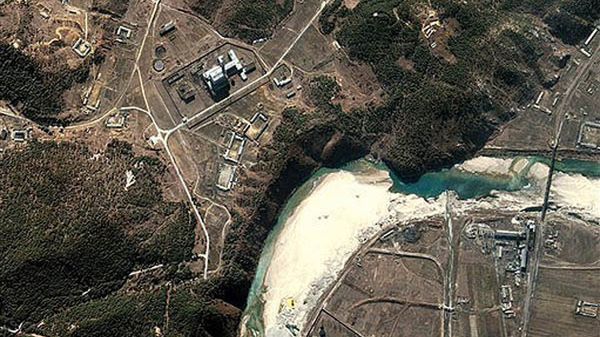 Zdjęcie satelitarne ośrodka nuklearnego w Jongbion