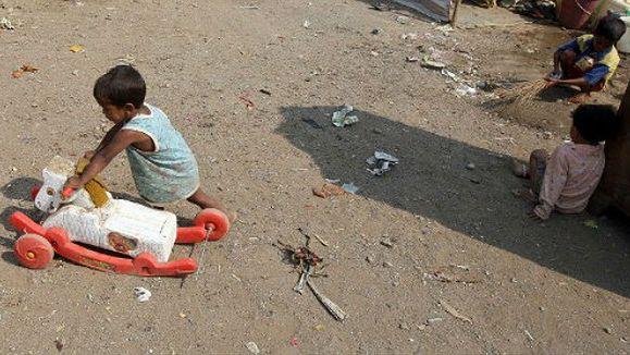 Dzieci bawią się w jednym ze slumsów w Bombaju