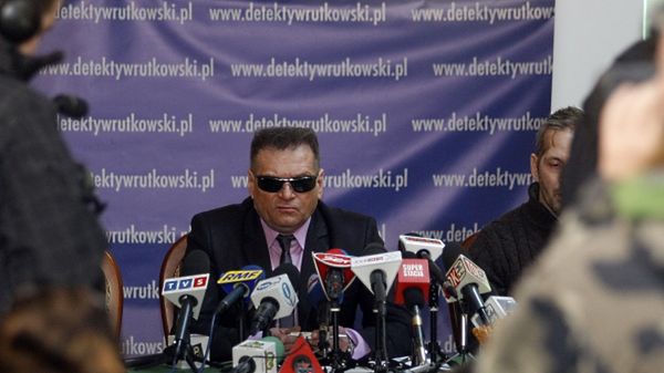 Detektyw Krzysztof Rutkowski podczas konferencji prasowej w Mysłowicach
