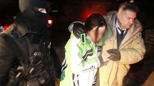 Detektyw Krzysztof Rutkowski przekazuje policji Katarzynę W., matkę półrocznej Magdy