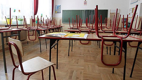 Z powodu bardzo niskich temperatur zajęcia w szkołach zostały odwołane.