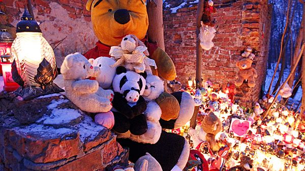 Znicze, maskotki i listy w miejscu ukrycia zwłok półrocznej zaginionej Magdy.